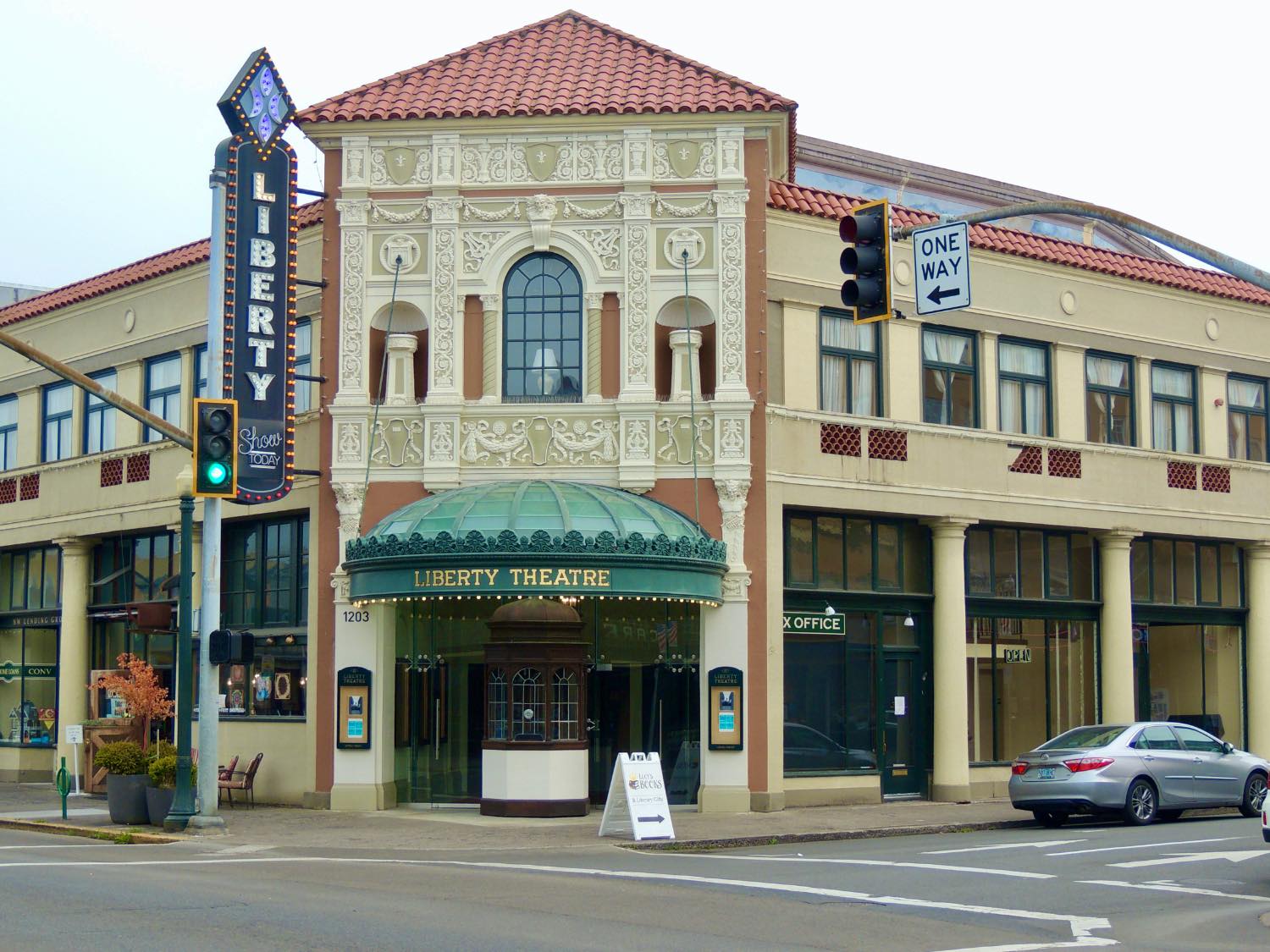 Solve Liberty Theater Astoria, Oregon jigsaw puzzle online with 108 pieces