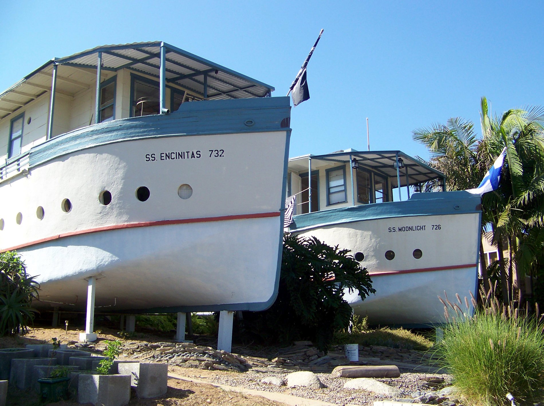 Solve Encinitas "House Boats" Located on the Street! jigsaw puzzle online with 154 pieces