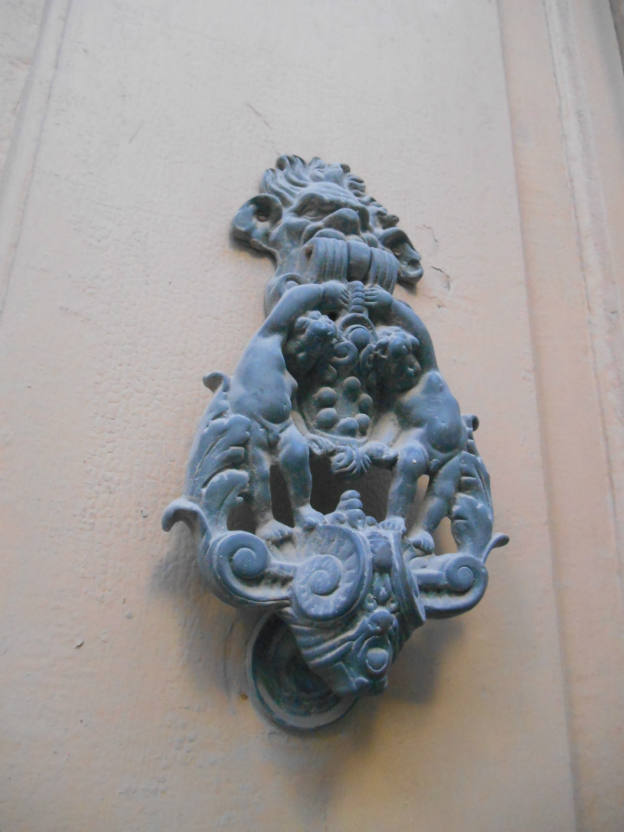 Solve Old door knocker jigsaw puzzle online with 20 pieces
