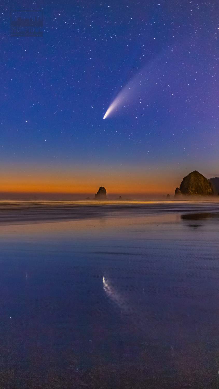 Solve COMET OVER HAYSTACK ROCK jigsaw puzzle online with 220 pieces