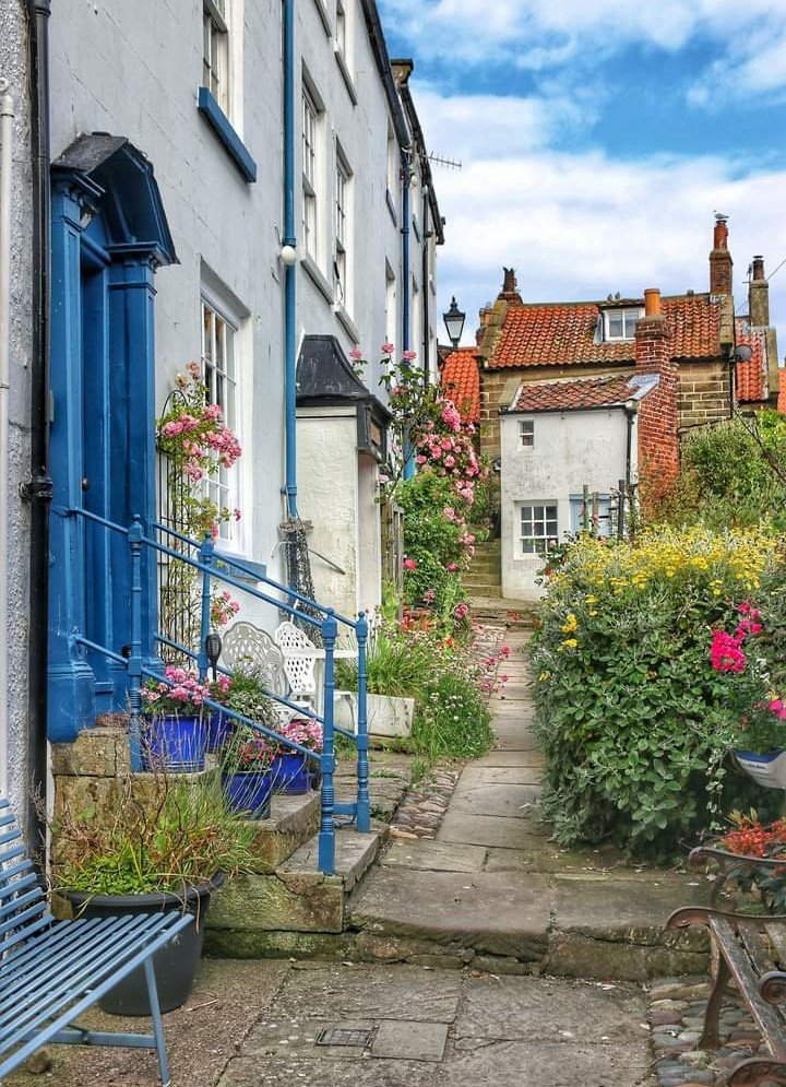 Solve In Robin Hood's Bay, England jigsaw puzzle online with 70 pieces