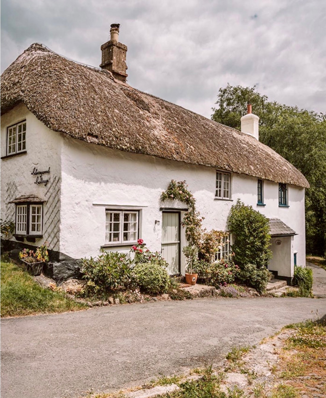Solve Country Cottage, Devon,UK jigsaw puzzle online with 72 pieces