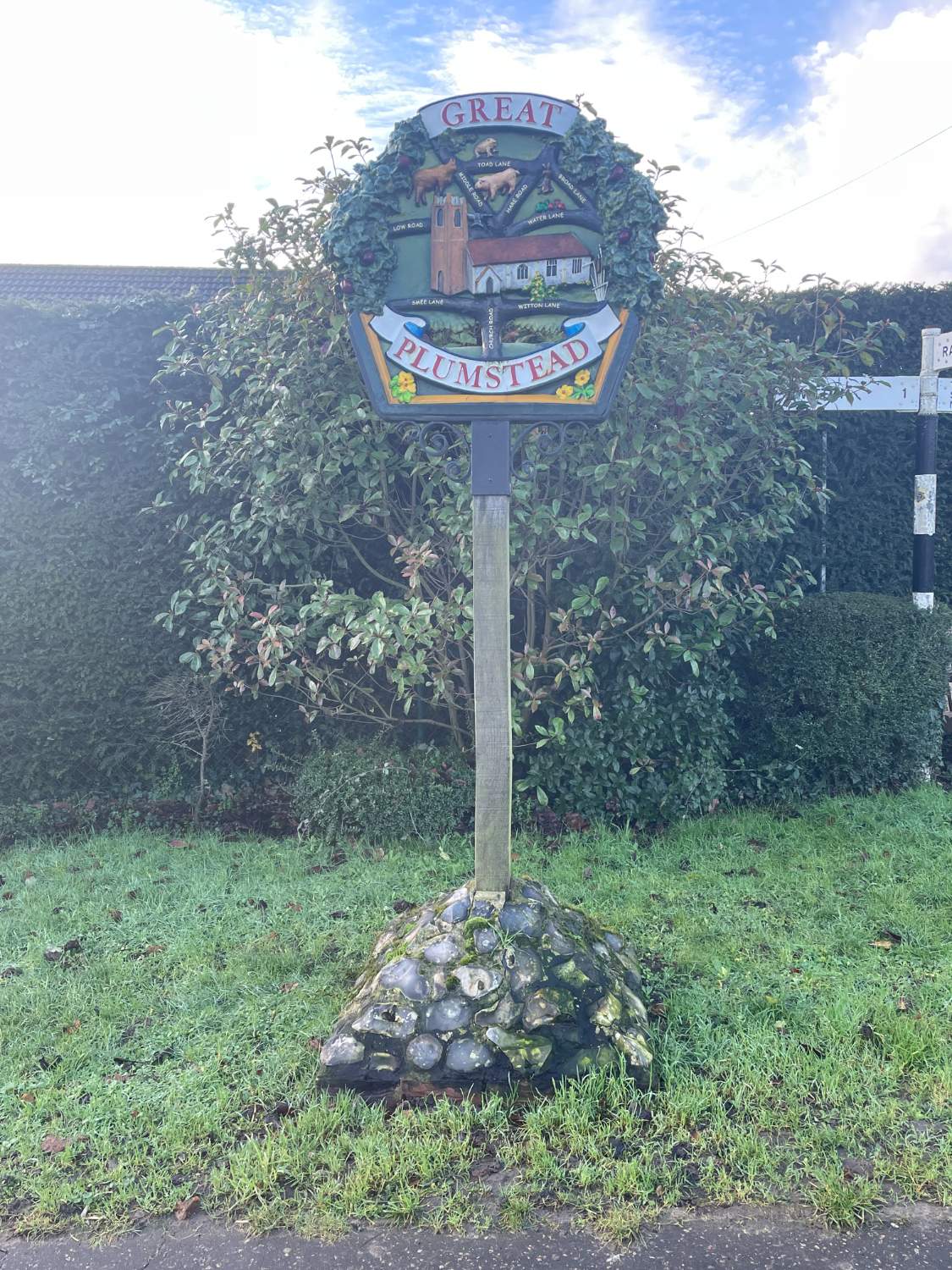 Solve Great Plumstead Village Sign jigsaw puzzle online with 252 pieces