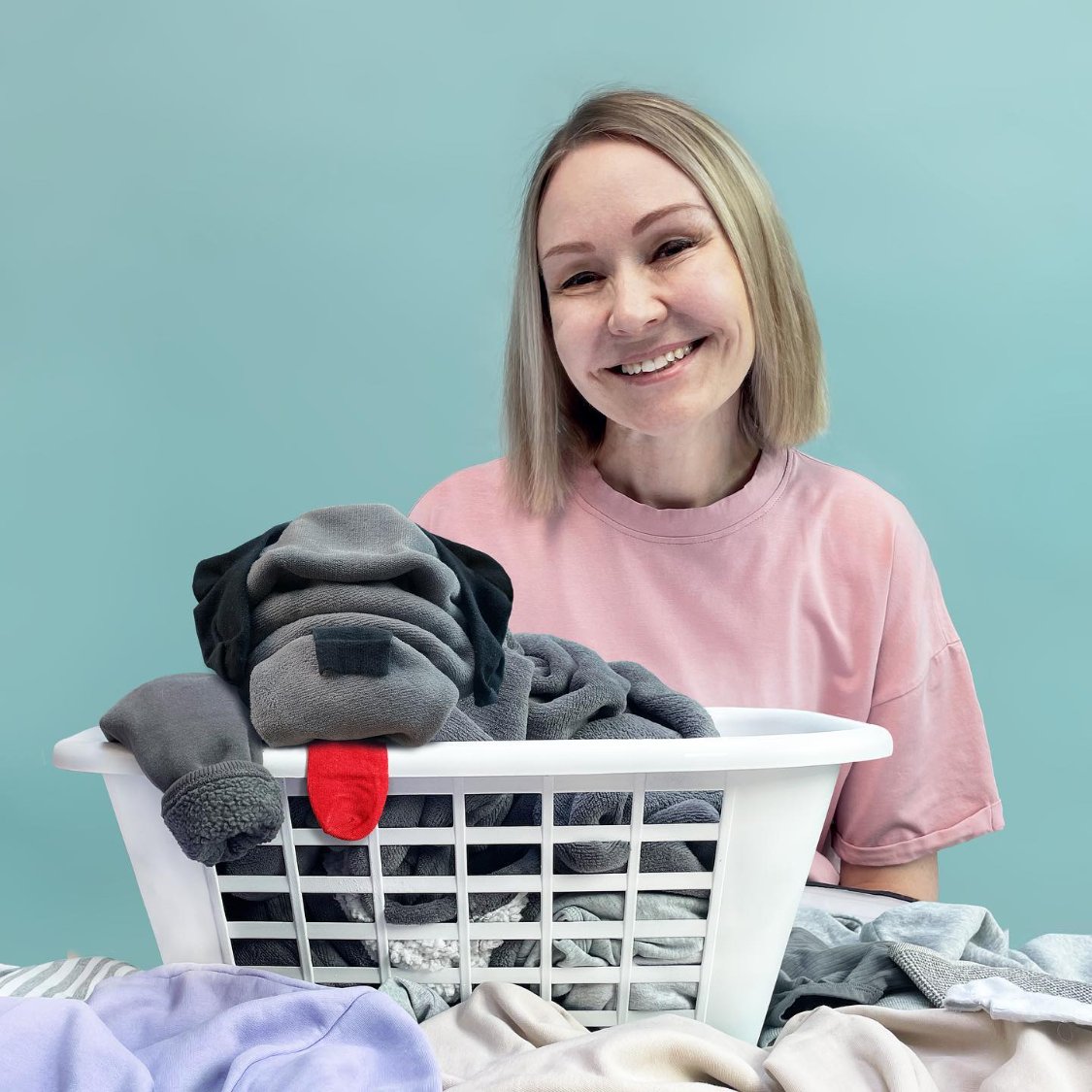 Solve Helga Stentzel with her Laundry Dog jigsaw puzzle online with 16 pieces