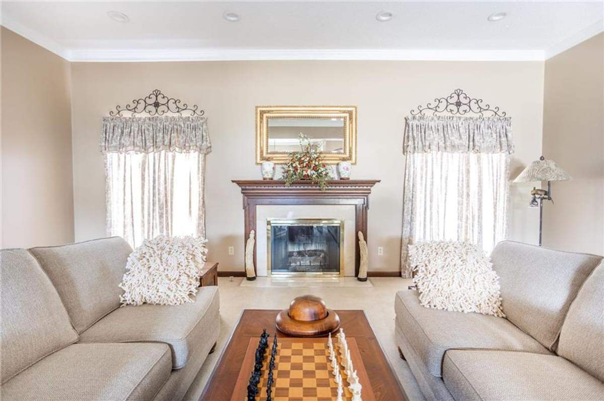 Solve White Living Room jigsaw puzzle online with 216 pieces