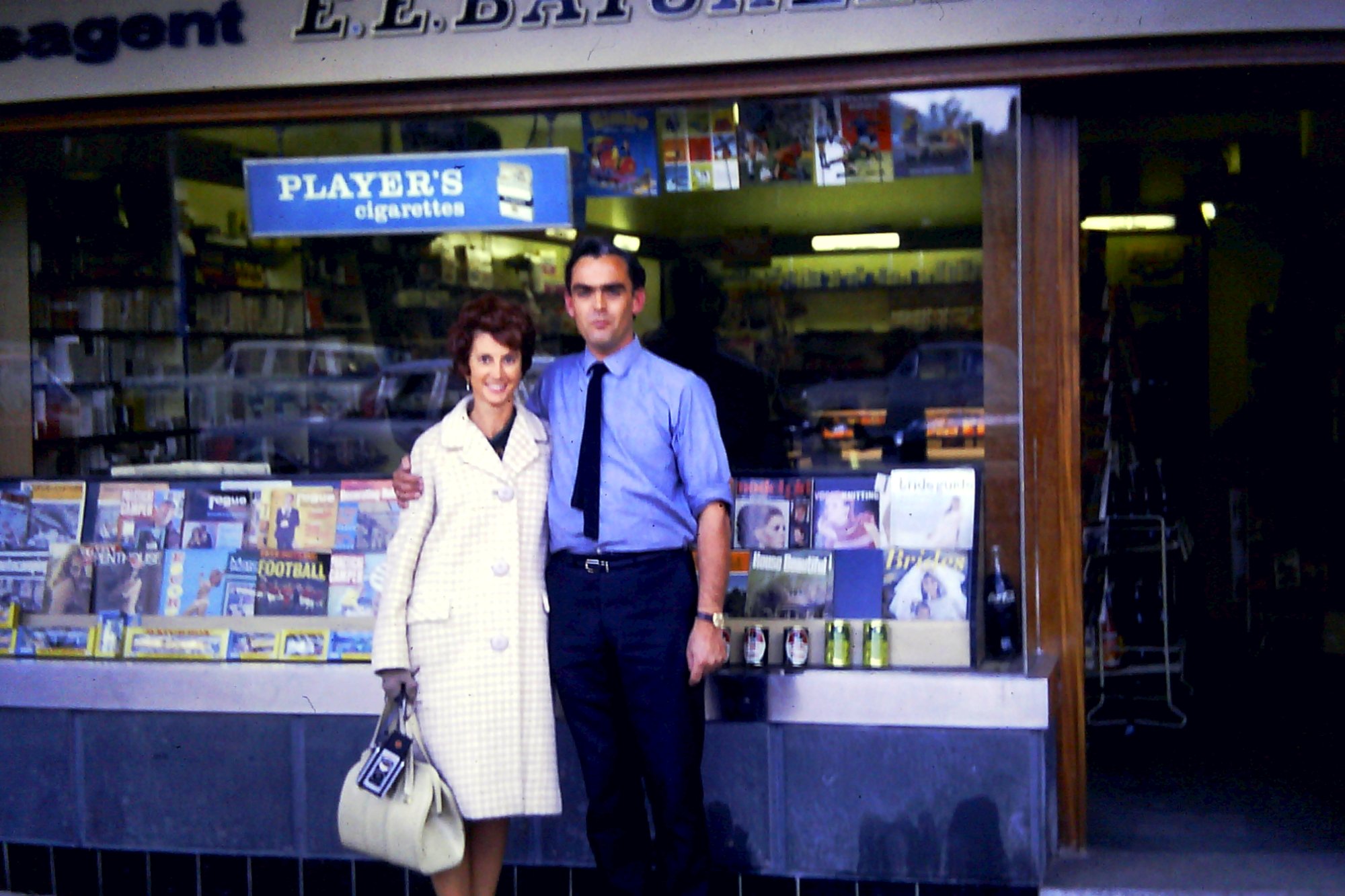 Solve NEWSAGENT FROM THE 1960 jigsaw puzzle online with 400 pieces