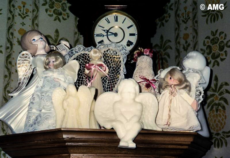 Solve Christmas Angels jigsaw puzzle online with 12 pieces