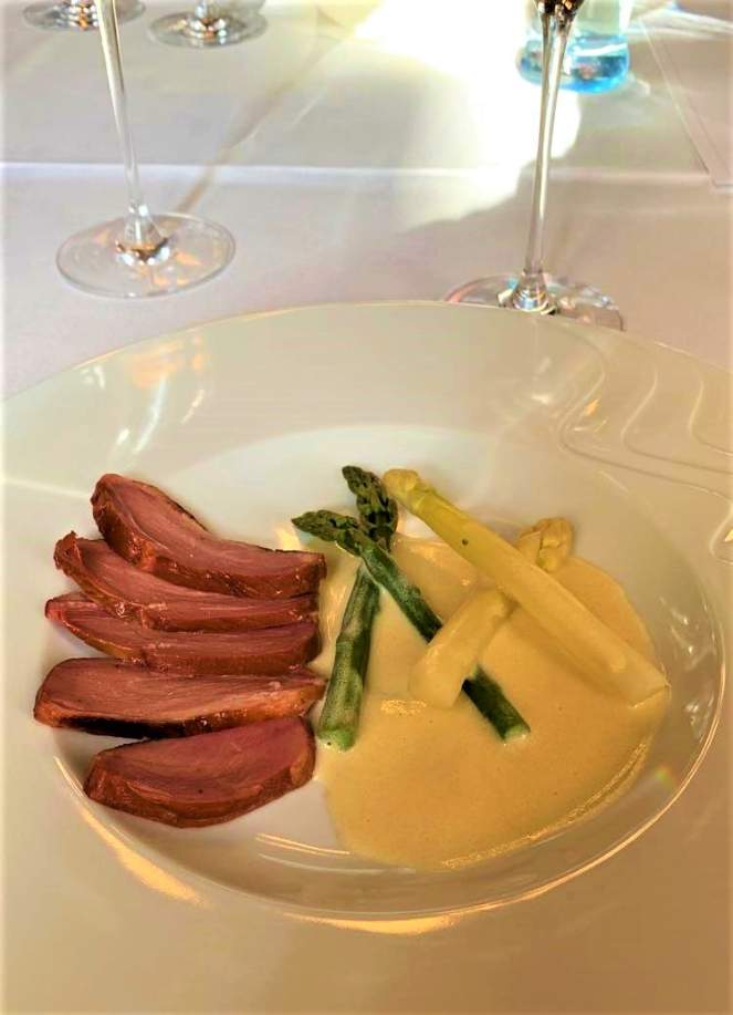 Solve Duck breast, asparagus and hollandaise sauce jigsaw puzzle online