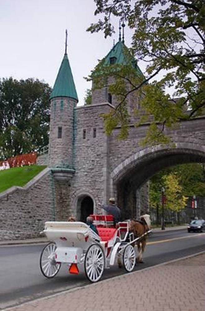 Solve Horse & Carriage Ride Quebec City jigsaw puzzle online with 70