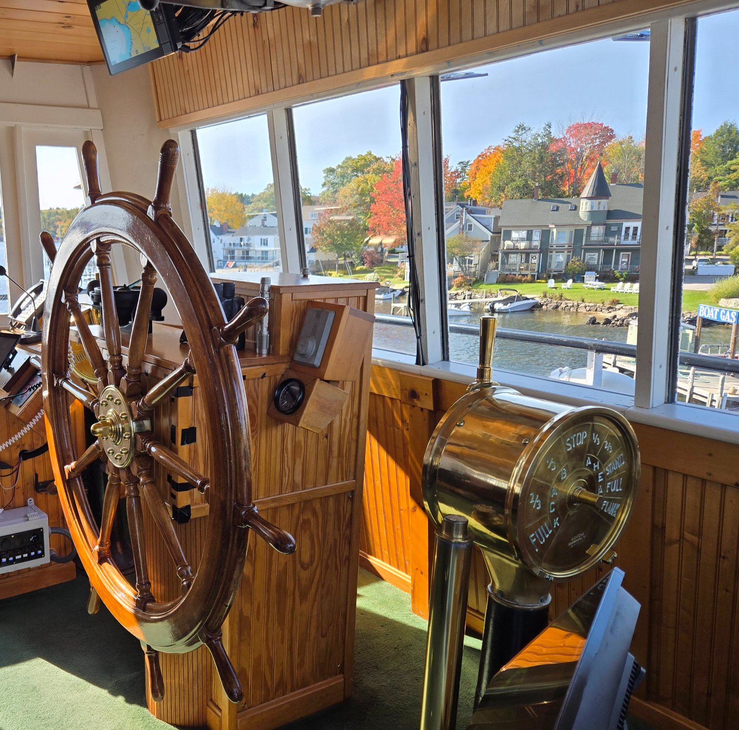 Solve MS Mount Washington Wheelhouse jigsaw puzzle online with 225 pieces