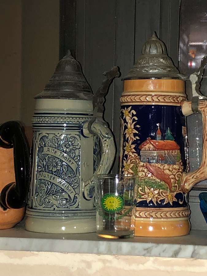 Solve Beer steins jigsaw puzzle online with 48 pieces