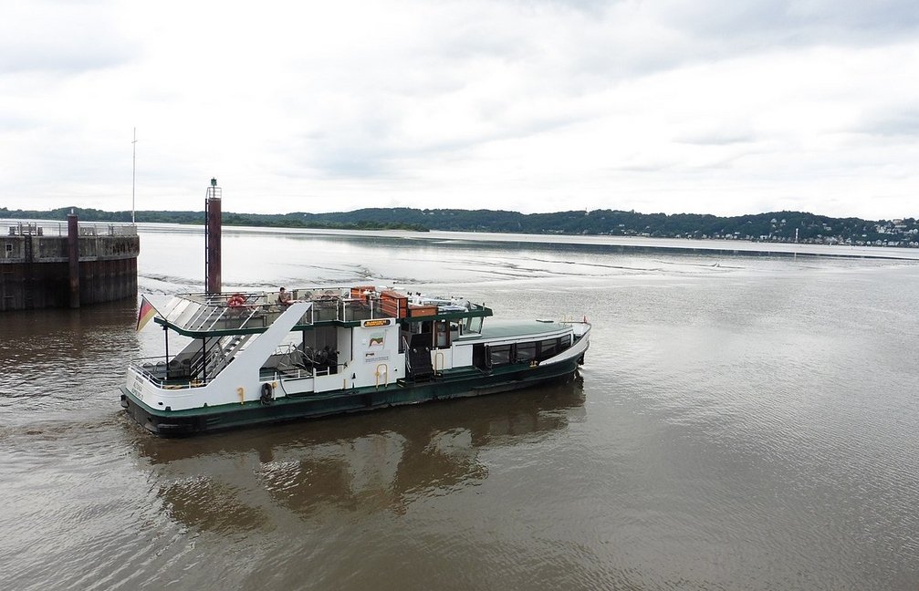 Solve HADAGFähre HamburgCranz Blankenese jigsaw puzzle online with 77 pieces