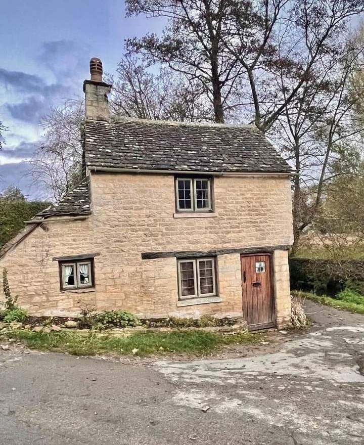Solve Small cottage in the Cotswolds, England jigsaw puzzle online with