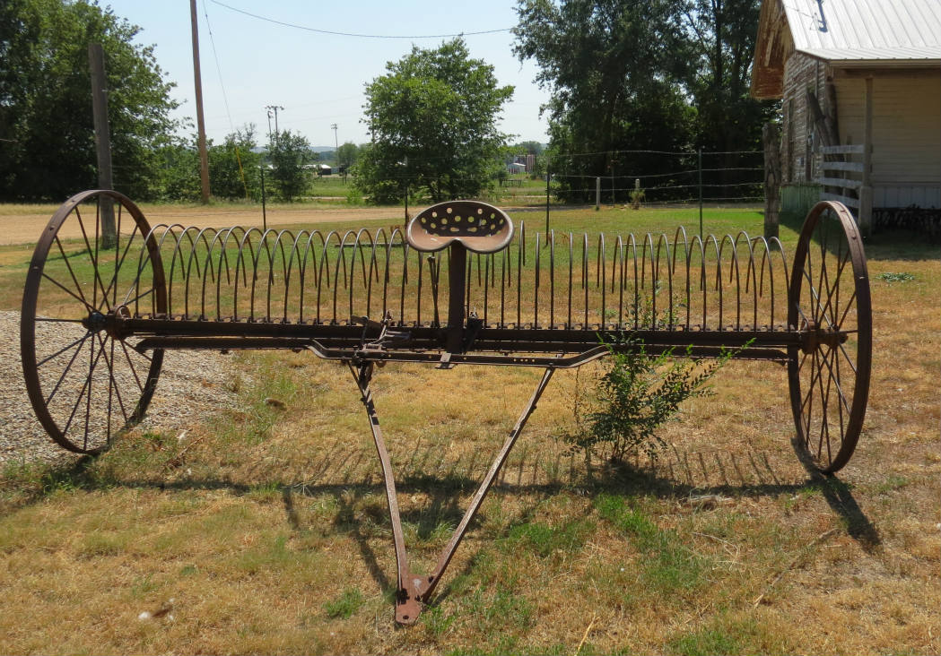 Solve An Old HorseDrawn Hay Rake jigsaw puzzle online with 24 pieces