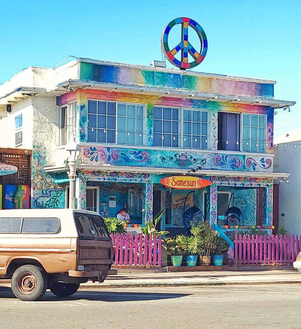 Solve Vintage Ocean Beach Hotel jigsaw puzzle online with 72 pieces