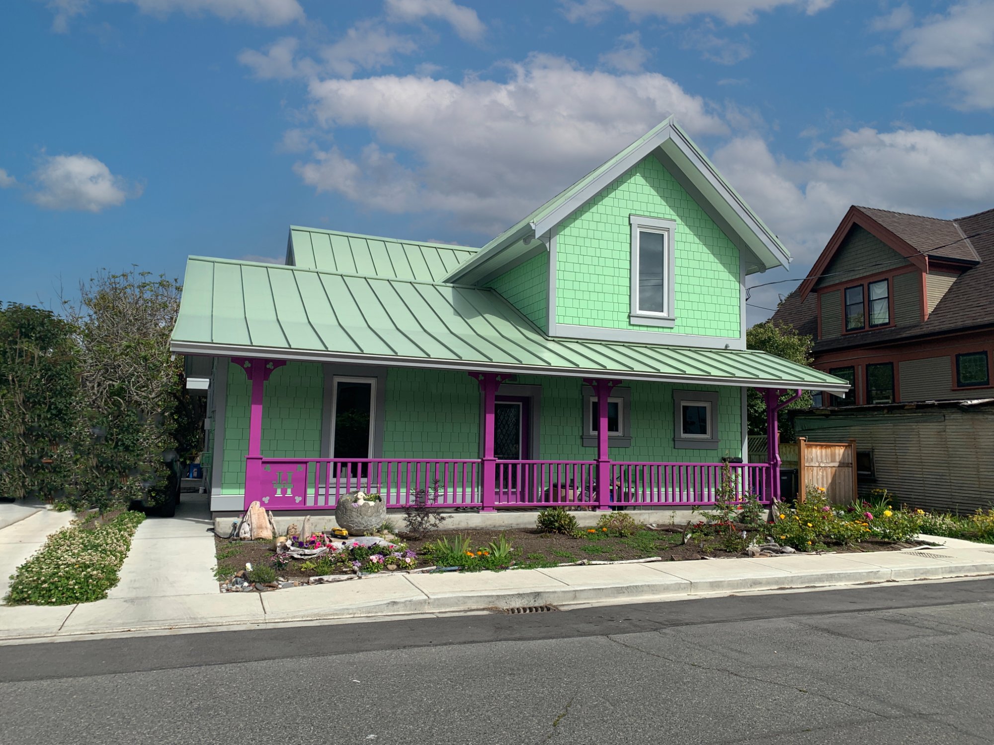 Solve A colorful house in James Bay (Victoria BC) jigsaw puzzle online
