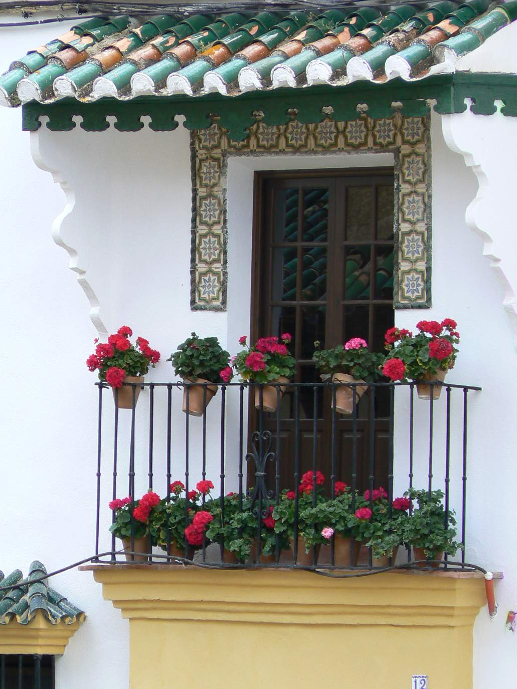 Solve Spanish veranda jigsaw puzzle online with 88 pieces
