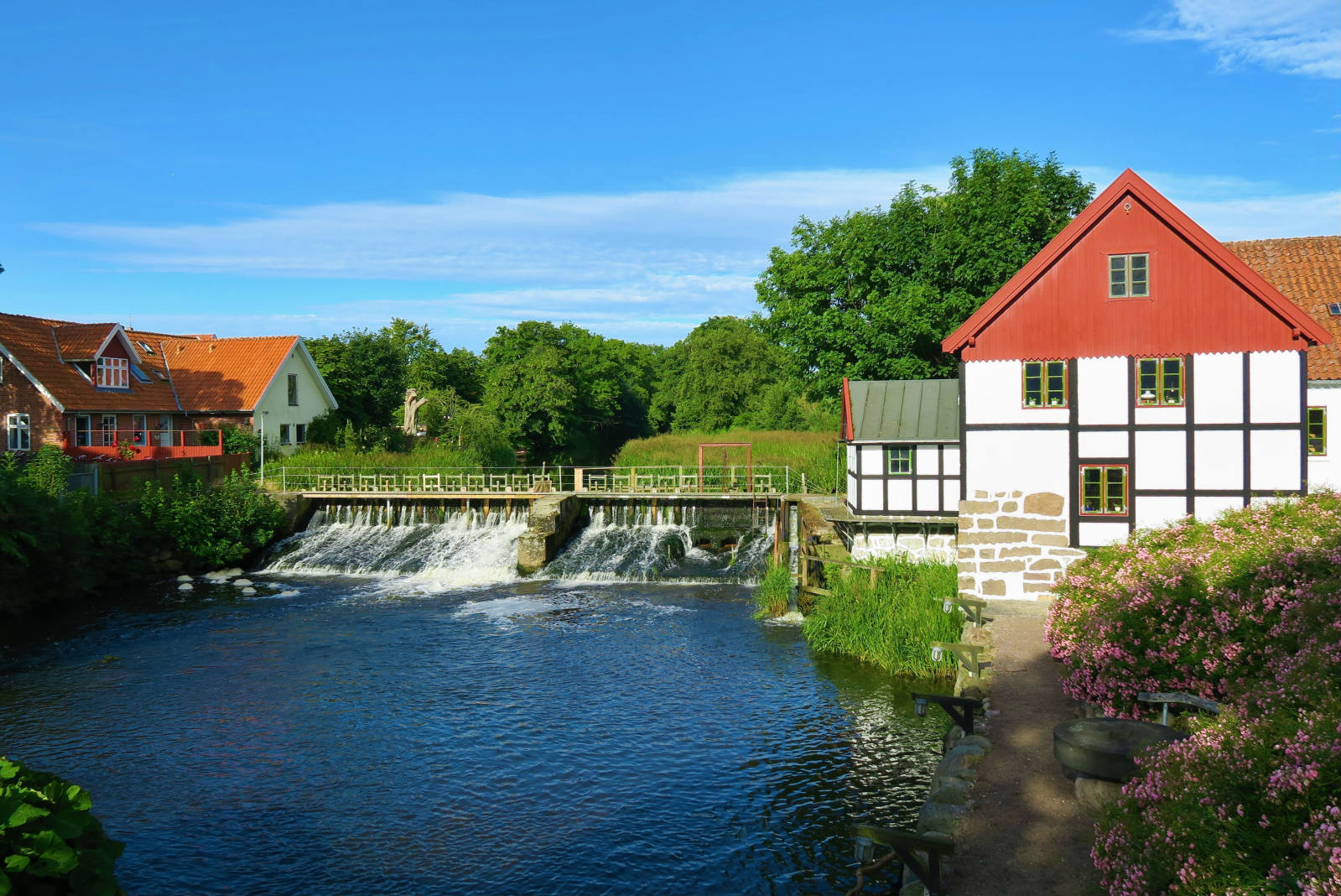 Solve Sæby Vandmølle jigsaw puzzle online with 294 pieces