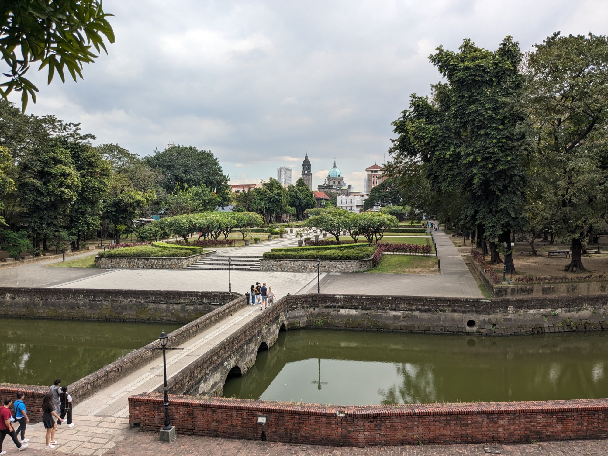 Solve Manila Filipíny jigsaw puzzle online with 130 pieces