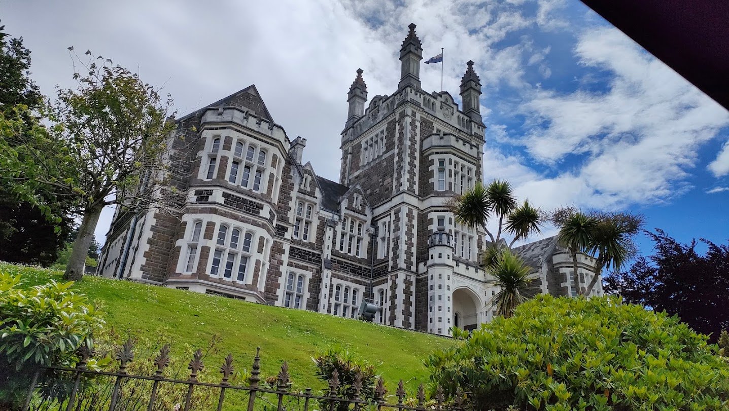 Solve Dunedin jigsaw puzzle online with 66 pieces