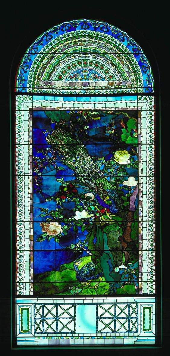 Solve STAINED GLASS WINDOW jigsaw puzzle online with 162 pieces