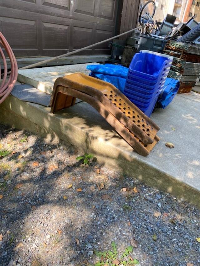 Solve Blue buckets and metal jigsaw puzzle online with 20 pieces