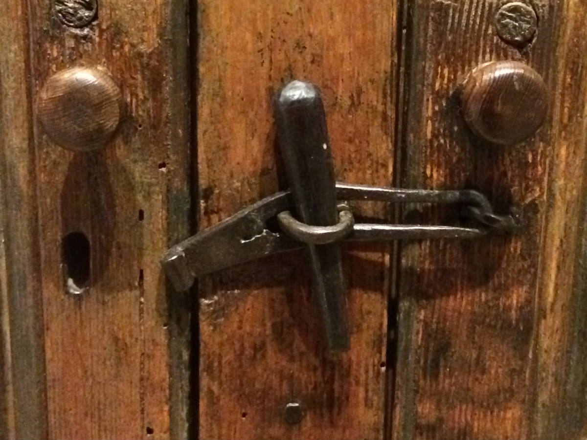 Solve Series Locks and Latches jigsaw puzzle online with 63 pieces