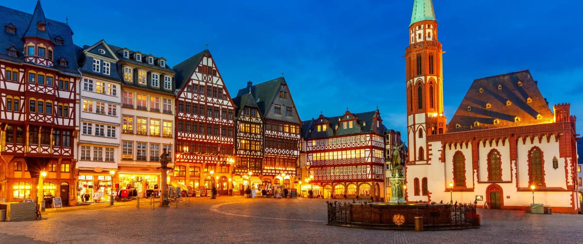 Puzzle 55 pièces St. Nicholas Church surrounded by old buildings at