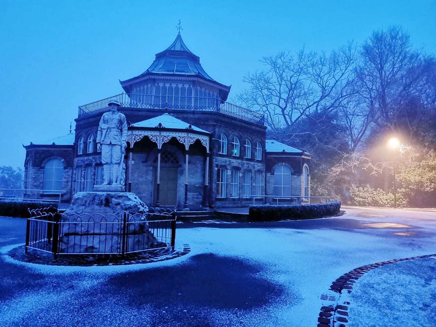 Solve Mesnes Park Wigan jigsaw puzzle online with 48 pieces