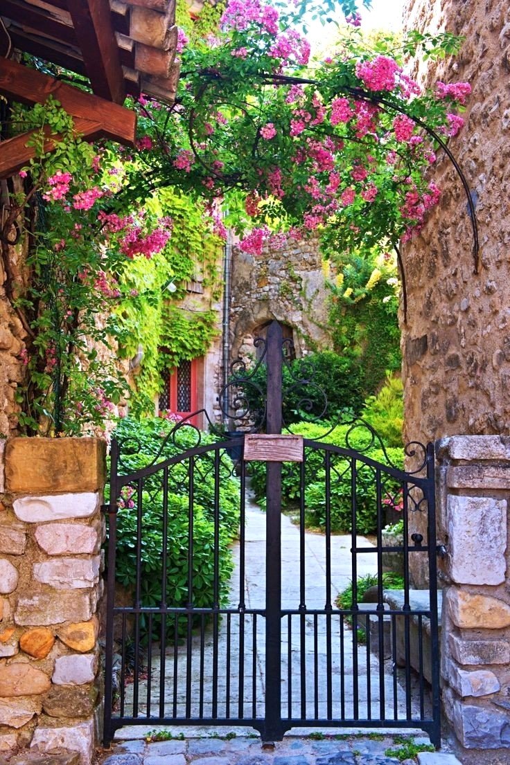 Solve A peek through the gates jigsaw puzzle online with 117 pieces