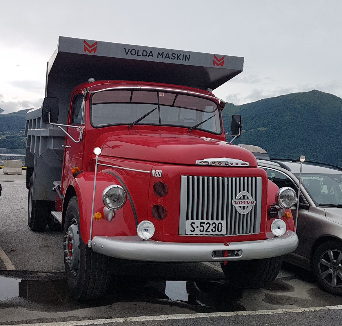 Solve Old Lorry 1 jigsaw puzzle online with 16 pieces