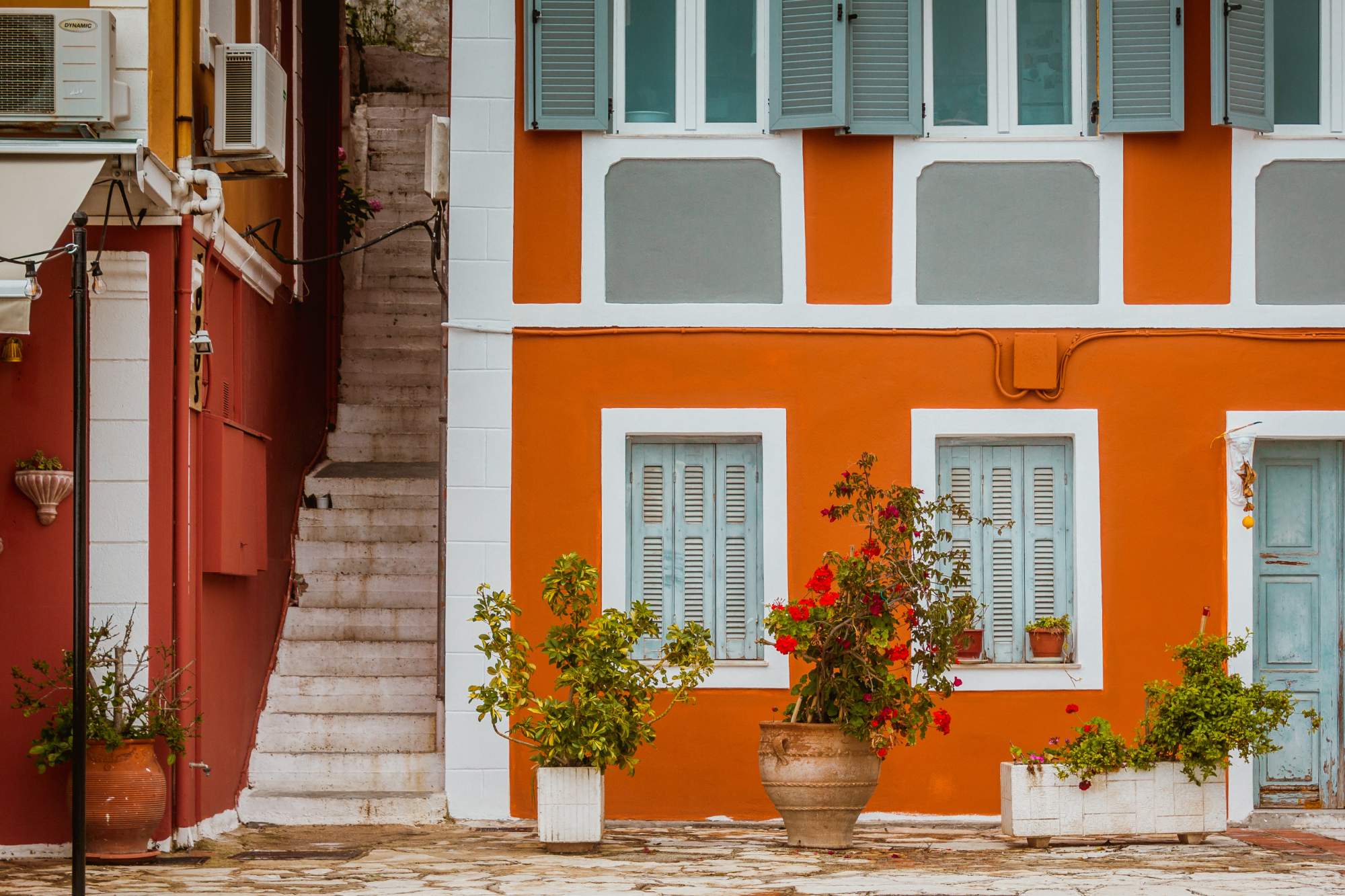 Фото оранжевого дома. Мурина оранжевый дом. Оранжевый фасад дома. Оранжевый дом. Дачный домик оранжевого цвета.