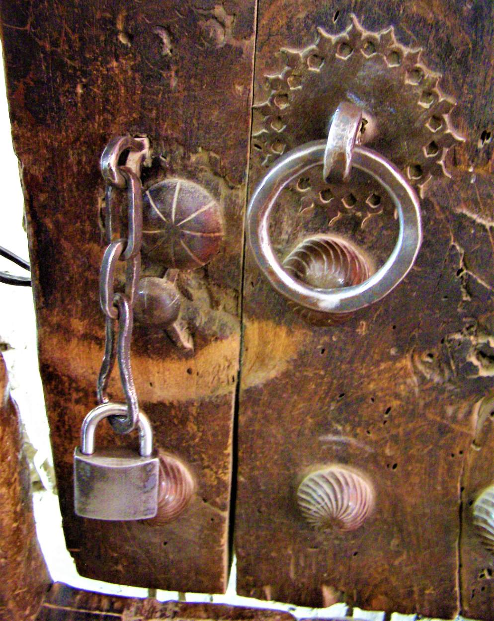 Solve Padlock, Knocker, Cracks and Shells jigsaw puzzle online with 80