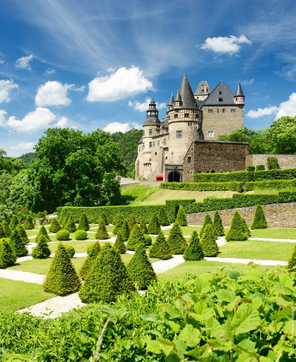 Solve Slot Bürresheim jigsaw puzzle online with 360 pieces