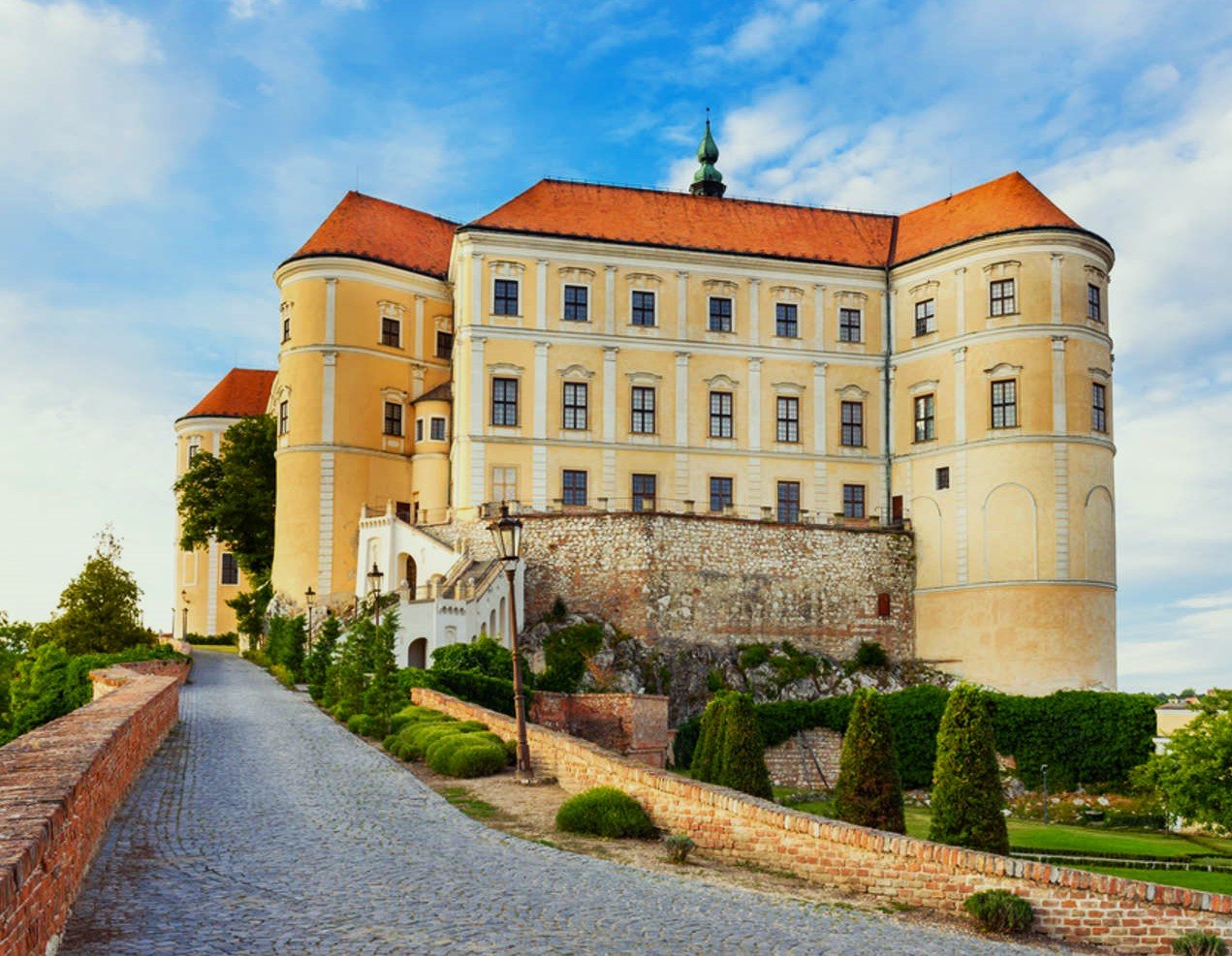 Solve Mikulov jigsaw puzzle online with 63 pieces