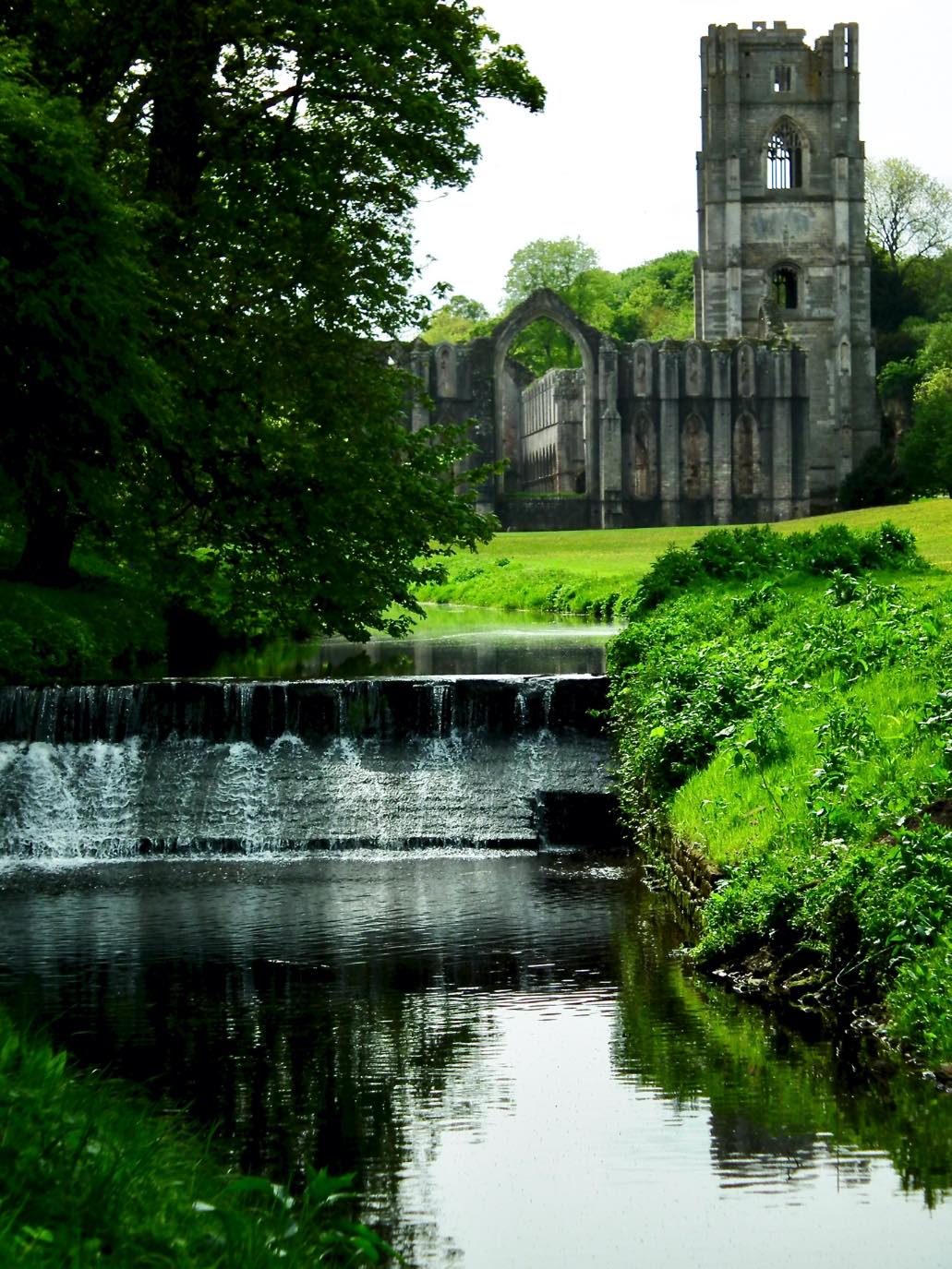 Solve Fountains Abbey jigsaw puzzle online with 99 pieces