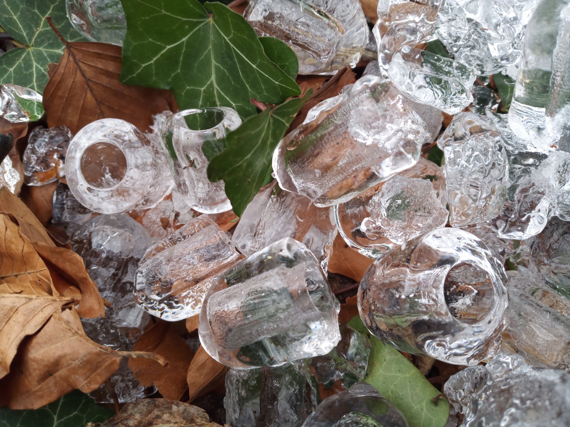 Solve Ice cubes jigsaw puzzle online with 154 pieces