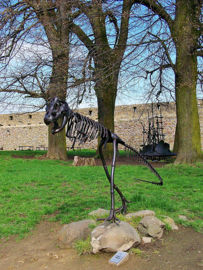 Solve Warning! T-Rex at Helfstyn Castle. Varování! T-Rex na hradě ...