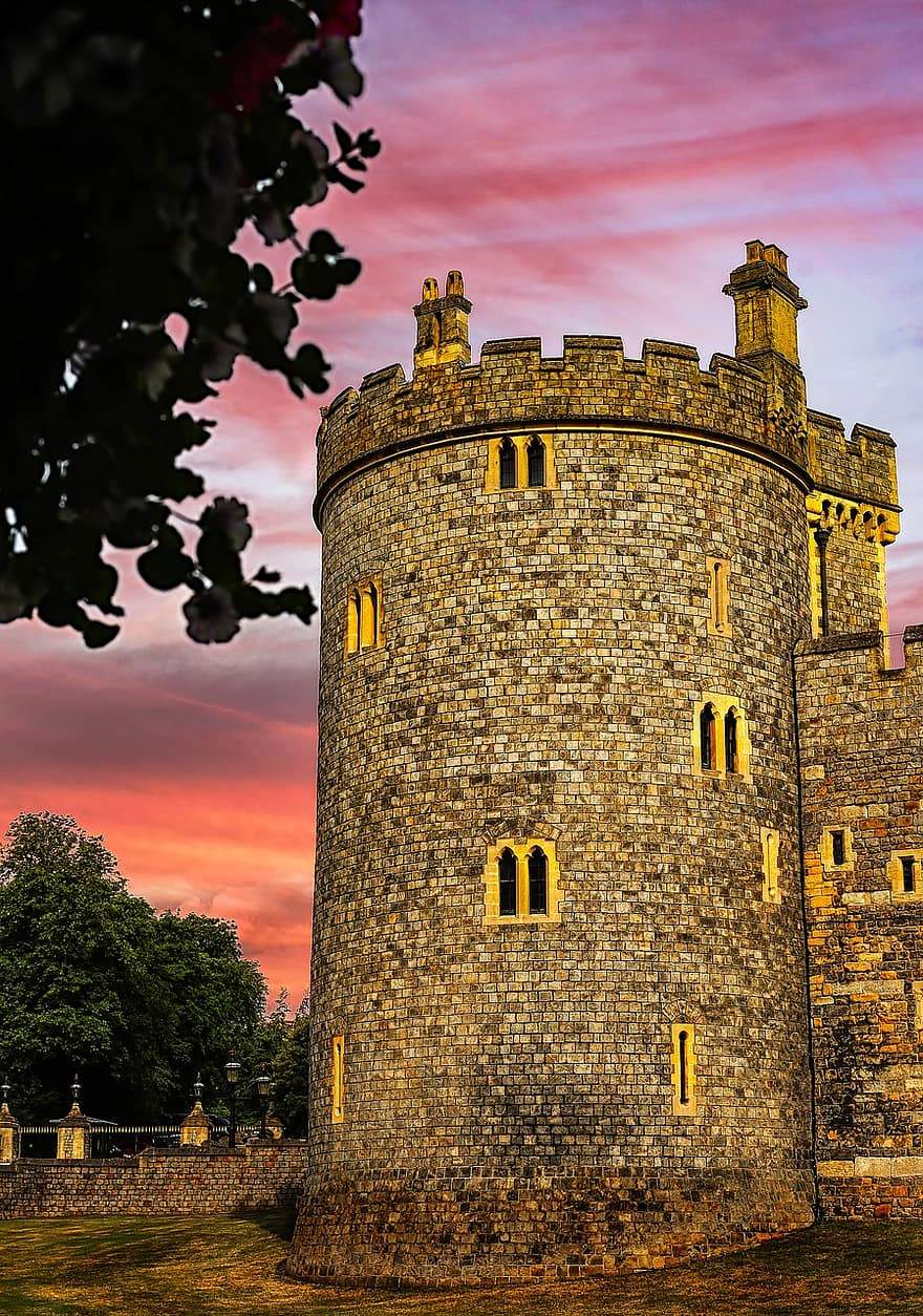Solve Windsor Castle jigsaw puzzle online with 117 pieces