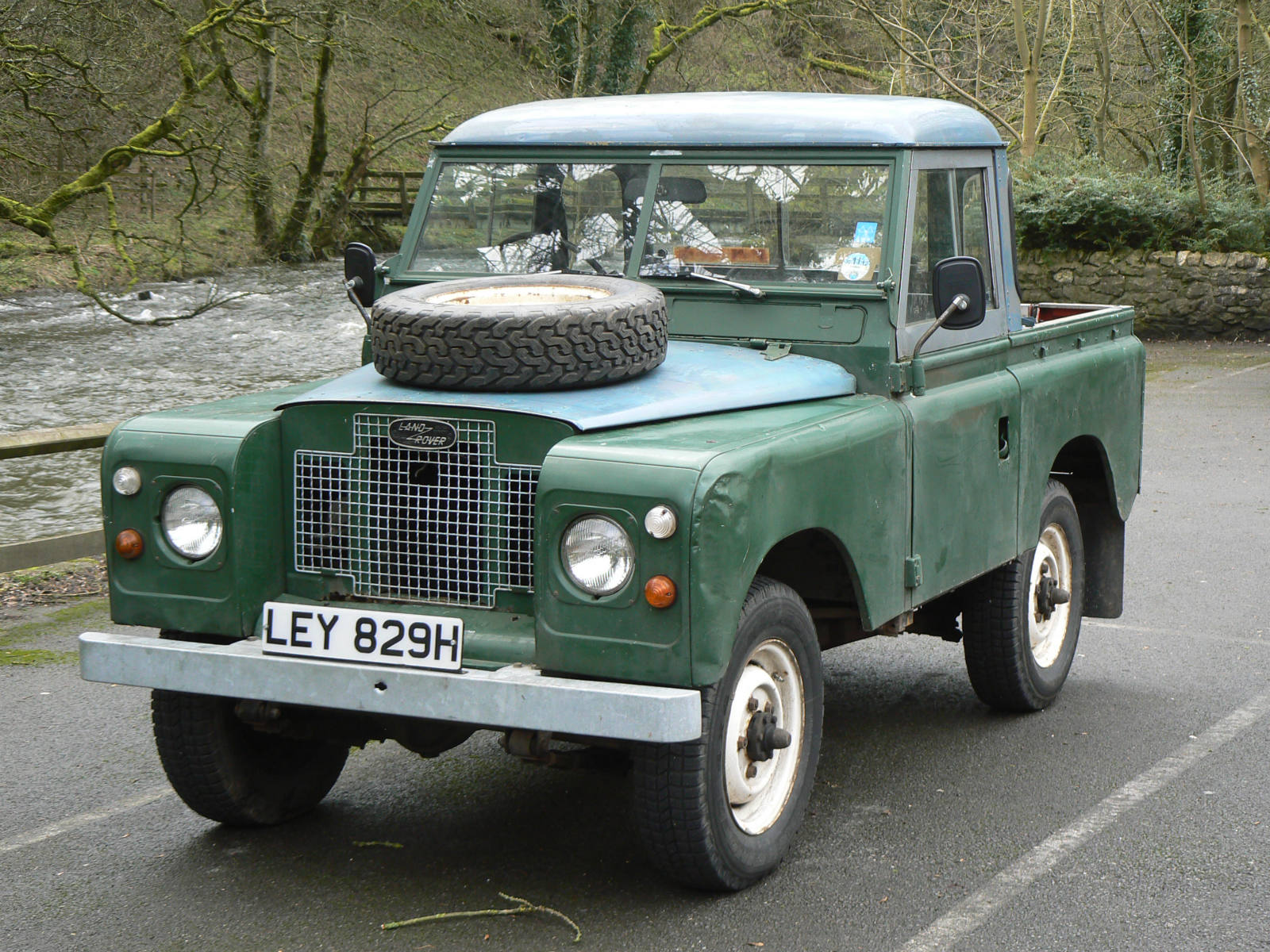 Solve Elderly Land Rover jigsaw puzzle online with 540 pieces
