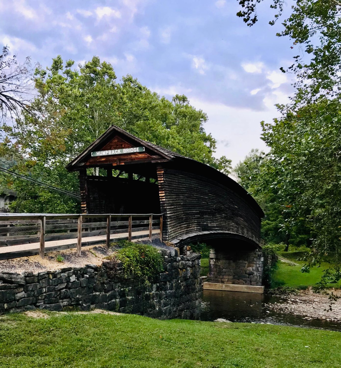 Solve scenic covered bridge jigsaw puzzle online with 100 pieces