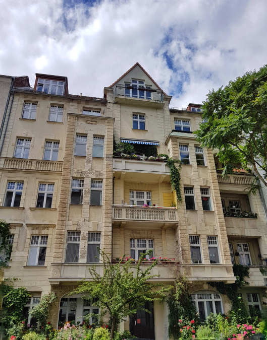 Solve Berlin apartments jigsaw puzzle online with 99 pieces