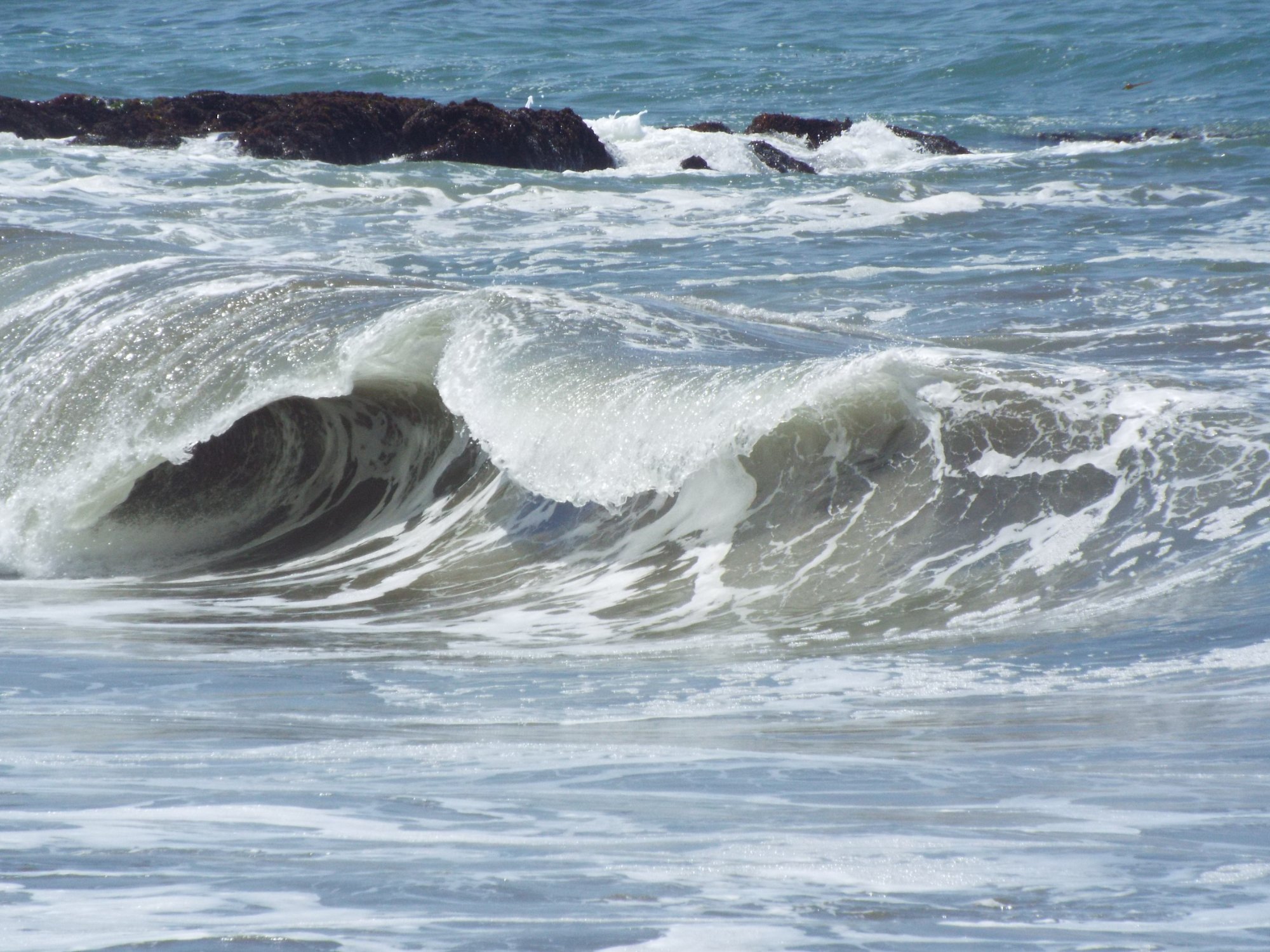 Solve Waves Crashing jigsaw puzzle online with 80 pieces