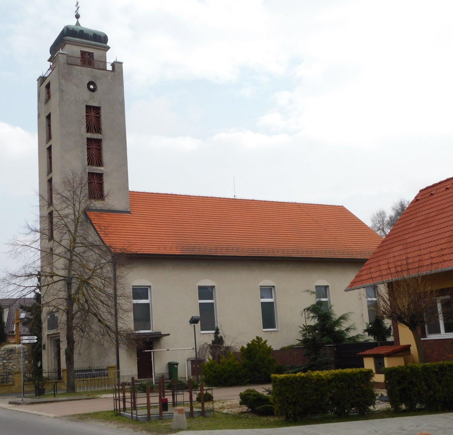 Solve kostel Šajdíkove Humence jigsaw puzzle online with 81 pieces