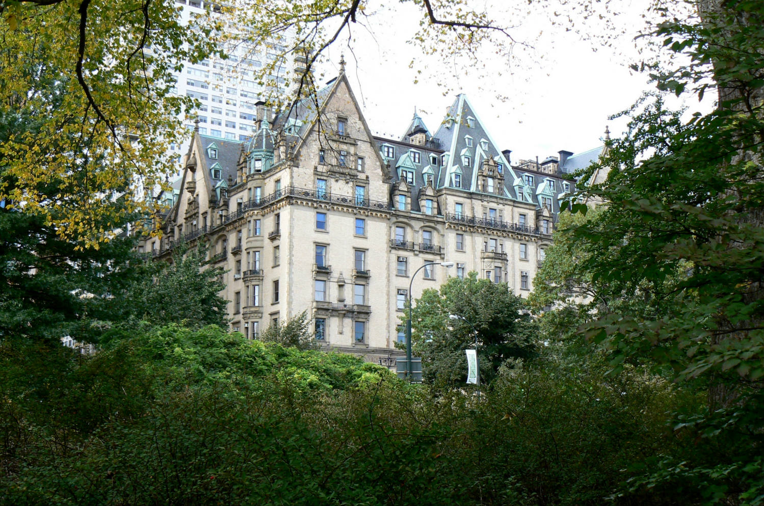 Solve Dakota Building, New York jigsaw puzzle online with 150 pieces