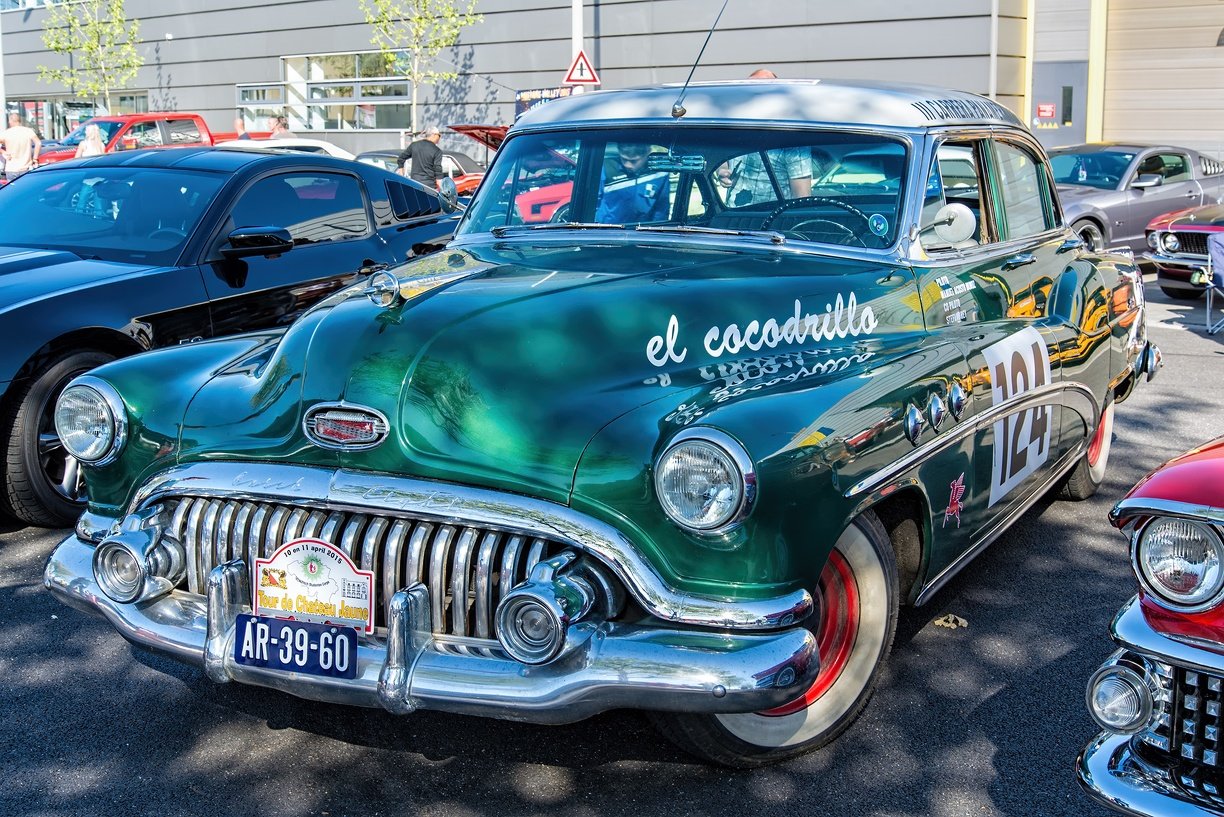 Solve Buick "Super" 4door sedan 1952 jigsaw puzzle online with 216