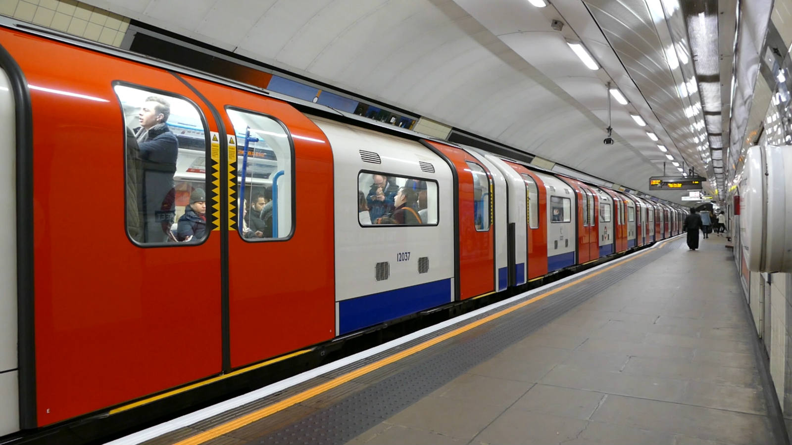 Jigsaw Puzzle | 144 Teile | London Underground - Victoria line train at ...
