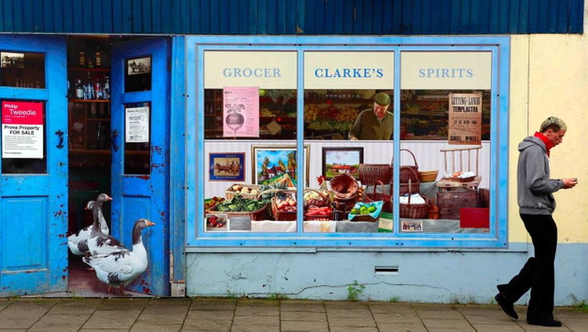 Solve Geese go shopping jigsaw puzzle online with 84 pieces