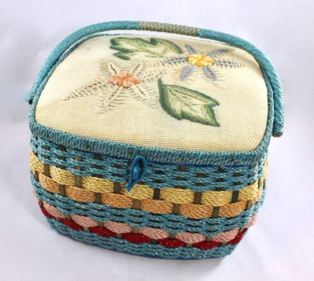 Solve Vintage Sewing Baskets (2) jigsaw puzzle online with 20 pieces