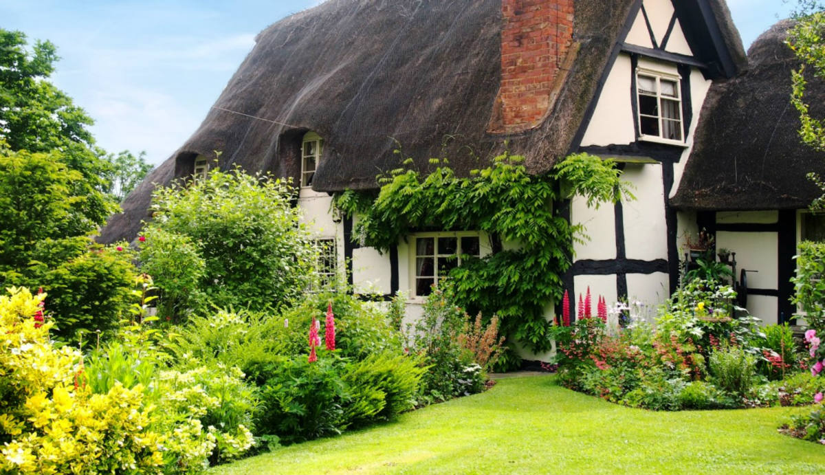 Solve Cotswolds Thatched Cottage jigsaw puzzle online with 84 pieces